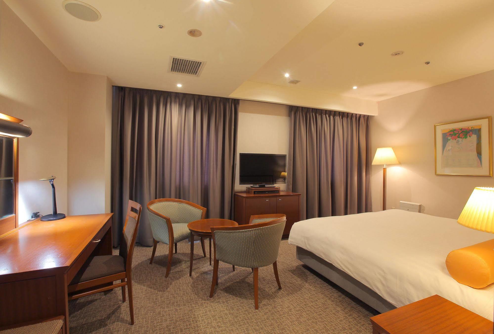 Odakyu Station Hotel Hon-Ацуґі Екстер'єр фото
