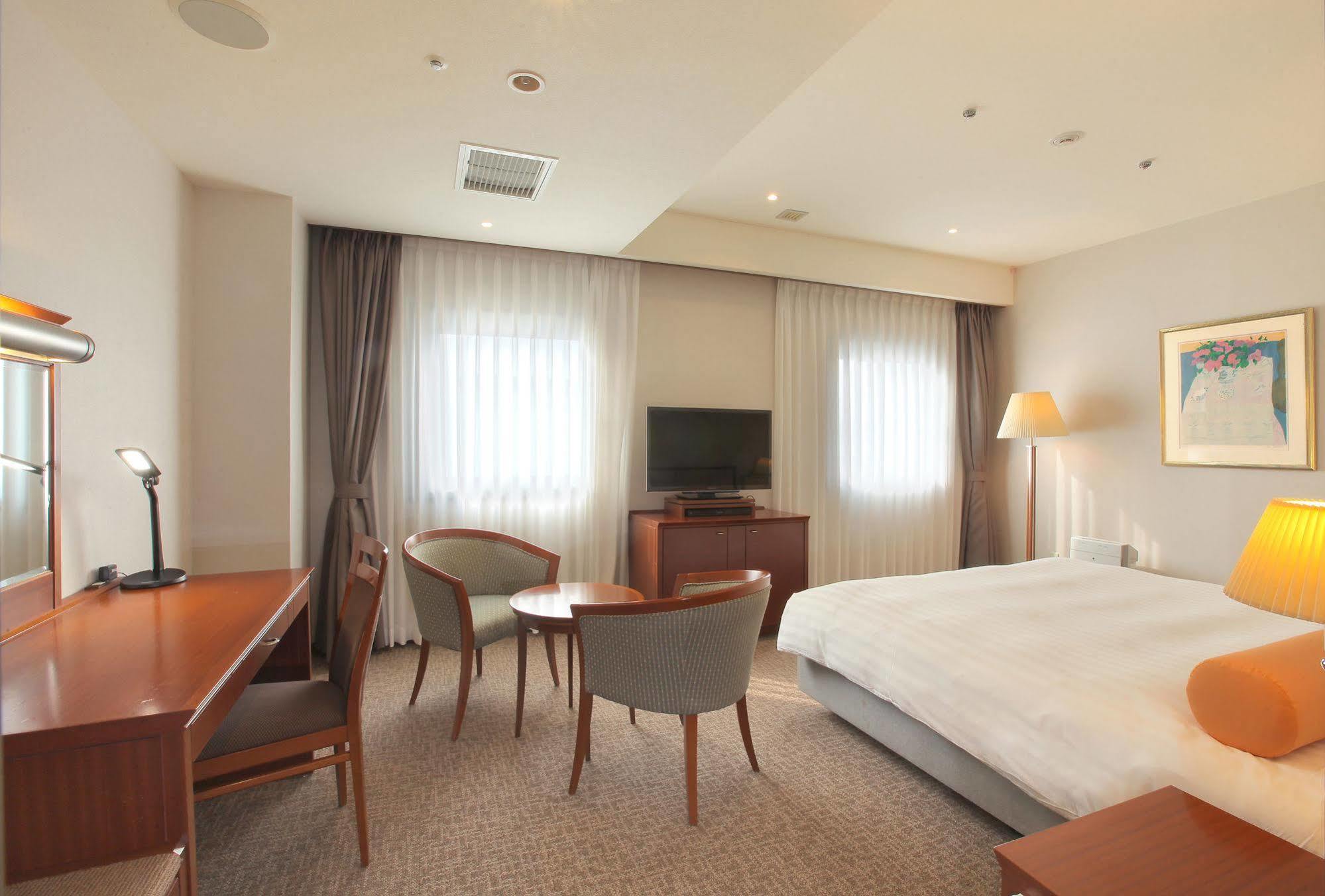 Odakyu Station Hotel Hon-Ацуґі Екстер'єр фото